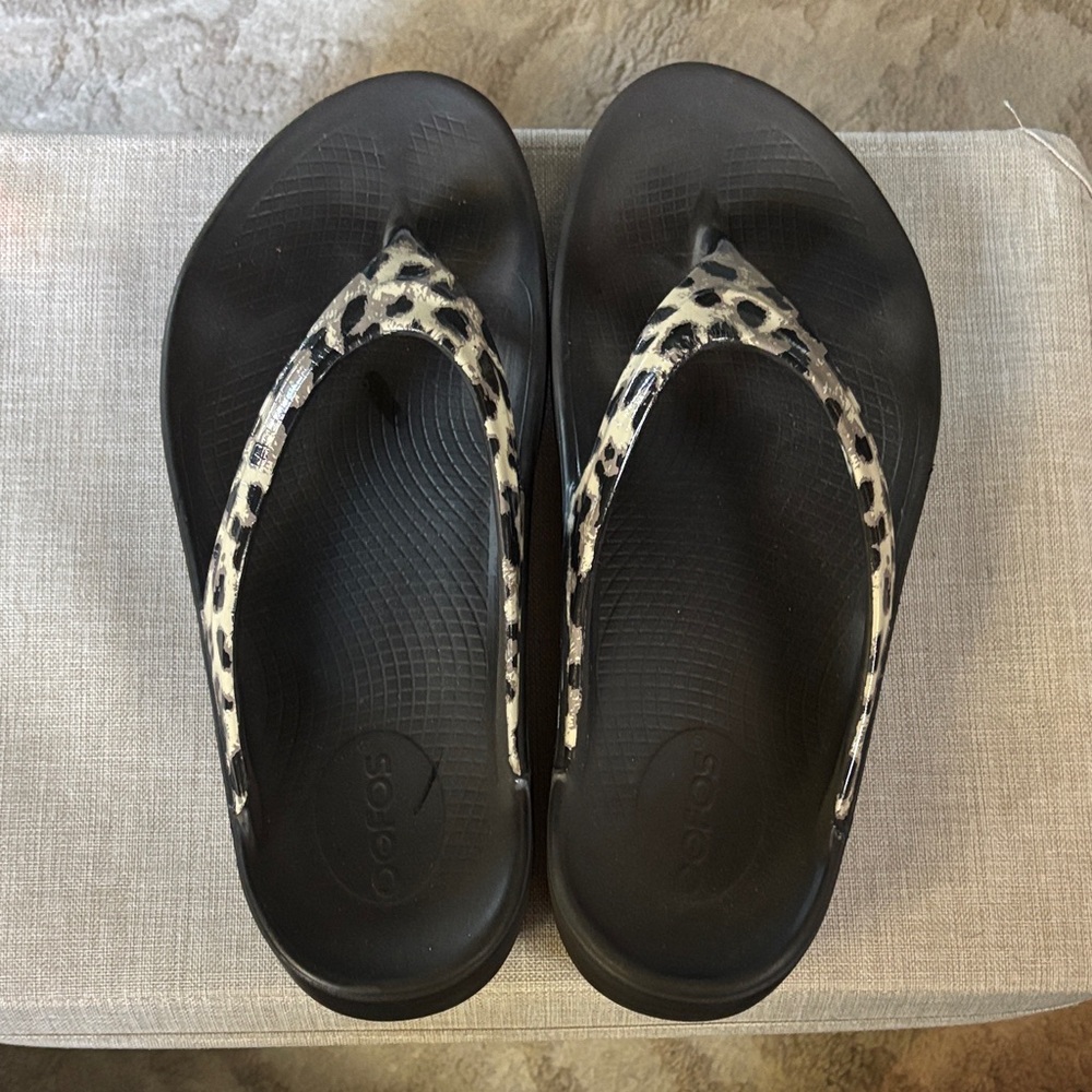 Stylish Black and Leopard Print Women's Sandals by Oofos. In great shape.